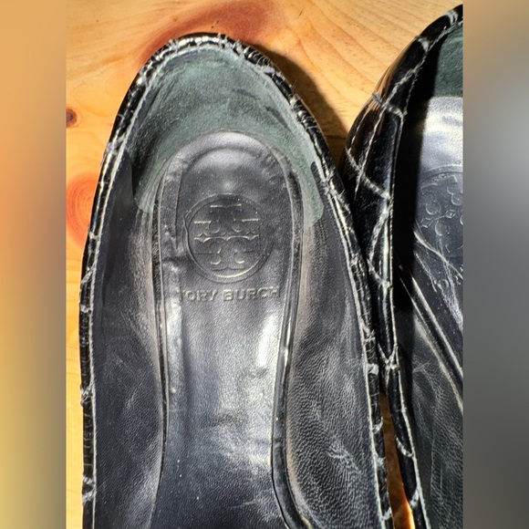 Tory Burch Women’s Quinn Quilted Patent Leather Gold Logo Black Ballet Flats 8M - Picture 5 of 8